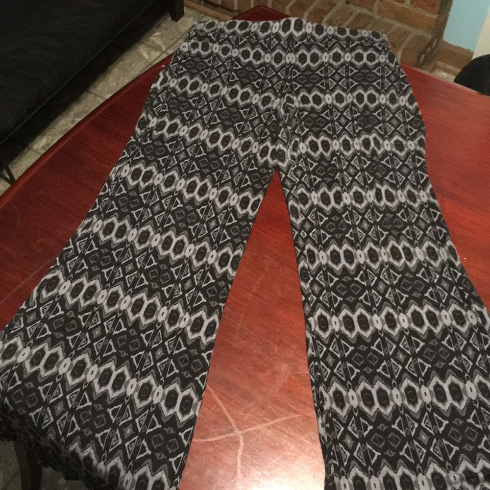 Patterned flows pants. Size M